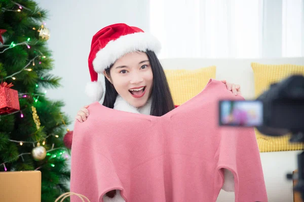 Jong mooi aziatisch meisje in santa claus jurk opname video blog over kerst cadeau — Stockfoto