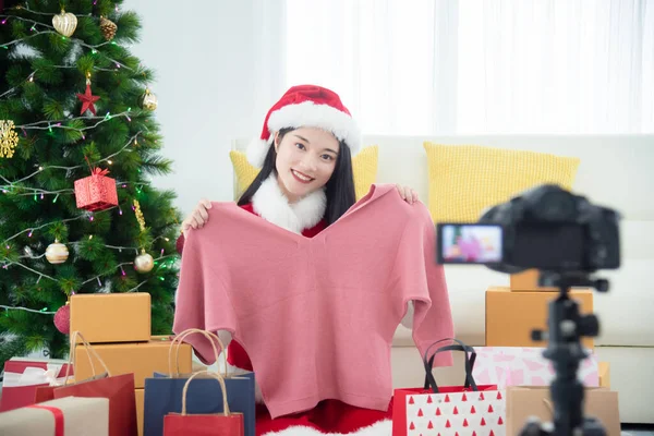 Jong mooi aziatisch meisje in santa claus jurk opname video blog over kerst cadeau — Stockfoto
