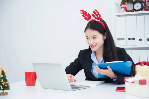 Gelukkig aziatische zakenvrouw werken met notebook computer — Stockfoto