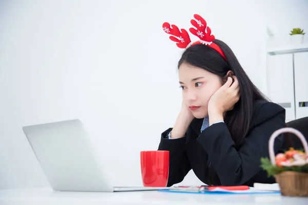 Olycklig affärskvinna sitter vid skrivbordet och tittar på bärbar dator bildskärm — Stockfoto