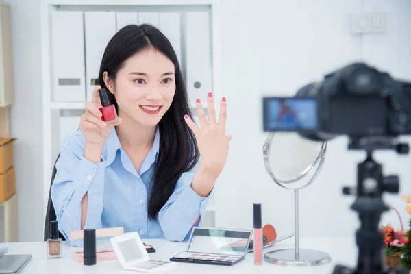 Schöne asiatische Mädchen sprechen über ihre Nagellack Farbe vor der Kamera zu Aufnahme vlog video — Stockfoto