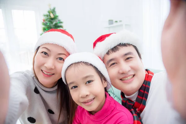Gelukkig aziatische familie het nemen van hun foto door smart phone in kamer — Stockfoto