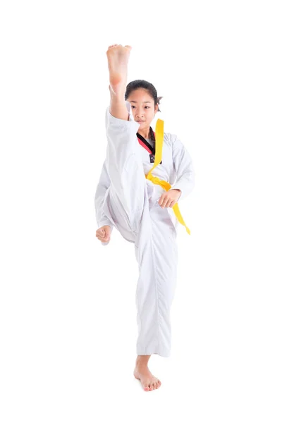 Mladý asijské dívka having taekwondo výcvik, jeden dívka kopat. — Stock fotografie
