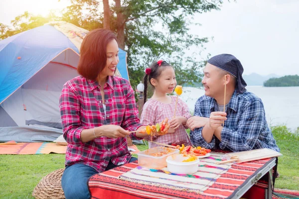 Familia asiática preparando barbacoa para la cena en el camping . — Foto de Stock