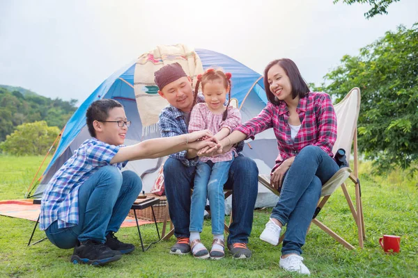 Grupo de familia asiática viajan y acampan en el bosque, sentados y todos tocando la mano juntos . — Foto de Stock