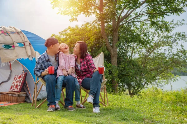 Grupo de familia asiática de viajes y camping en el lago en el bosque . — Foto de Stock