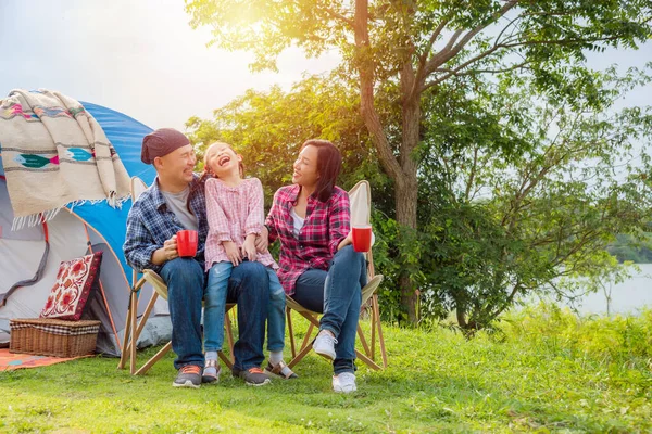 Grupo de familia asiática de viajes y camping en el lago en el bosque  . — Foto de Stock