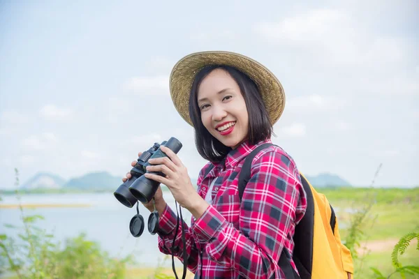 Hermosa mujer asiática usando prismáticos para ver las aves — Foto de Stock