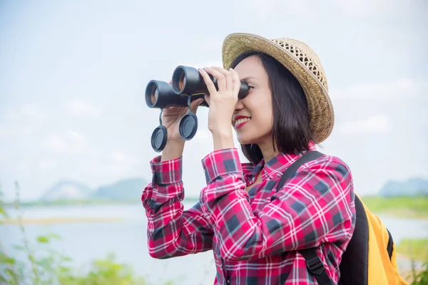 Vacker asiatisk kvinna som använder kikare för att se fåglarna — Stockfoto