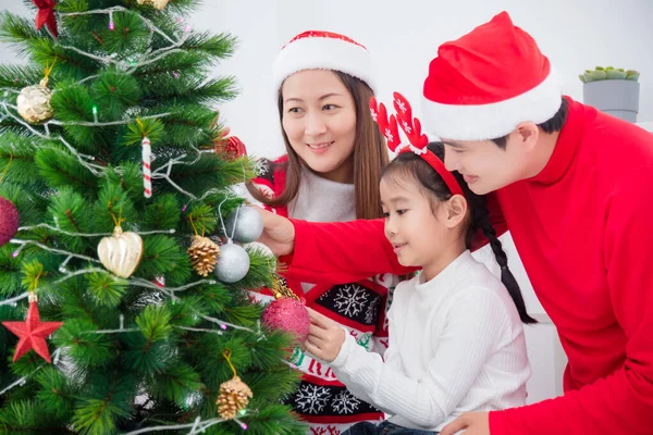 Gelukkig familie versieren kerstboom samen thuis. — Stockfoto