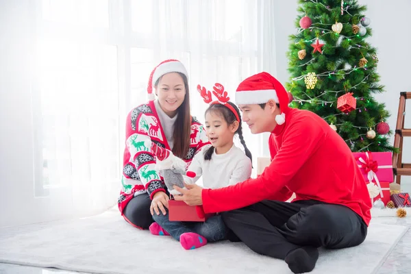 Jong aziatisch meisje opening kerstcadeau met haar vader en moeder — Stockfoto