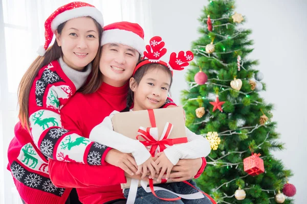 Gelukkig aziatische familie knuffelen alle samen en glimlacht op camera — Stockfoto