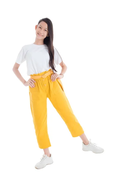 Plná délka krásné asijské dospívající dívka stojící a usmívá — Stock fotografie