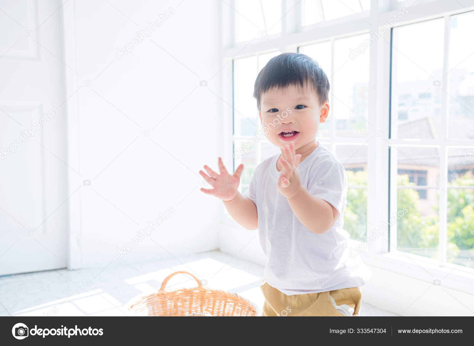 Little asian boy clapping hands with smiles — Stock Photo