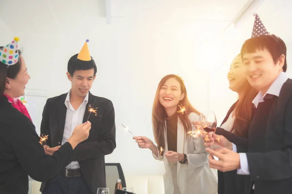 Grupa ludzi biznesu świętujących przyjęcie noworoczne w biurze. — Zdjęcie stockowe