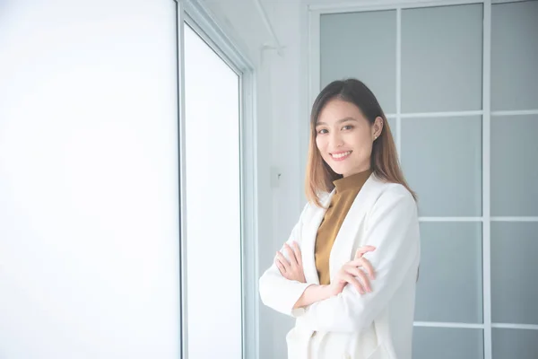 Belle femme d'affaires asiatique debout dans le bureau et sourit . — Photo