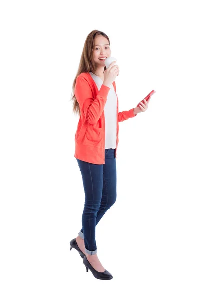 Plná délka krásné asijské žena drží chytrý telefon a šálek kávy — Stock fotografie