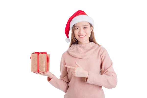 Mooi aziatisch meisje het dragen van santa claus hoed met kerstmis gift doos — Stockfoto