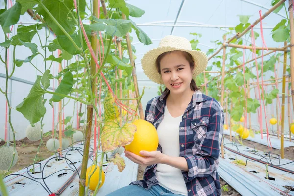 Mooie aziatische boer met verse meloen van haar boerderij — Stockfoto