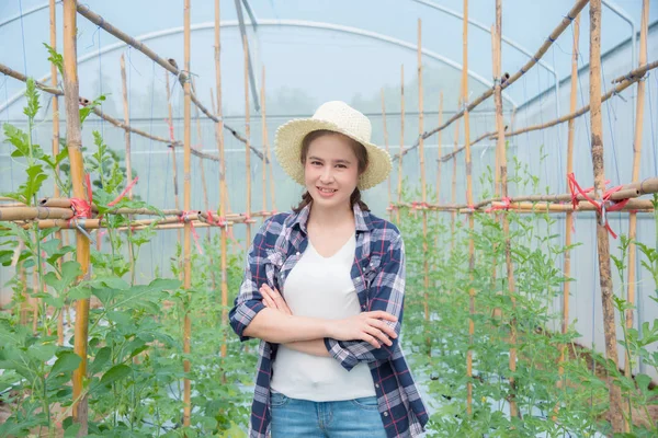 Mooie Aziatische boer staat met gekruiste arm en glimlacht in boerderij — Stockfoto