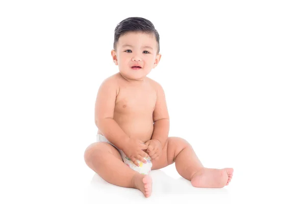 Lilla asiatiska manliga barn bär blöja sitter på golvet — Stockfoto