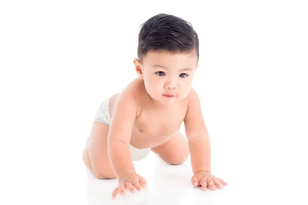 Küçük Asyalı bebek bezi giymiş çocuk yerde sürünüyor. — Stok fotoğraf