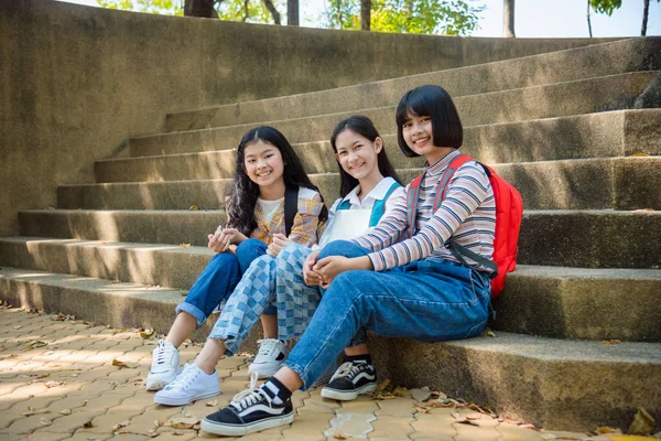 Grupo de chicas adolescentes sentadas en el parque — Foto de Stock