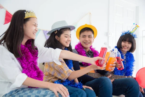 パーティーで友人と幸せな十代の若者たち飲料ソーダのグループ — ストック写真
