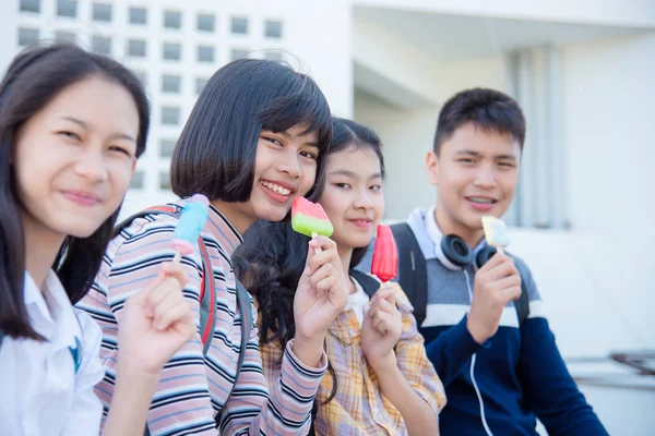 10代の女性が友達とアイスクリームを食べ. — ストック写真