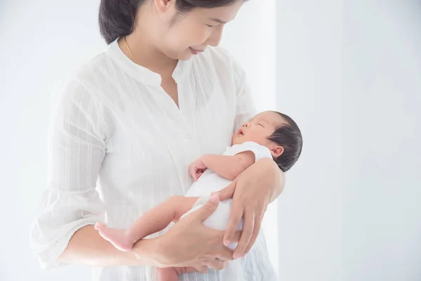 Mère asiatique tenant son petit nouveau-né à la maison — Photo