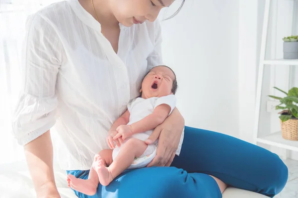 Asiatische Mutter hält ihr kleines Neugeborenes zu Hause — Stockfoto