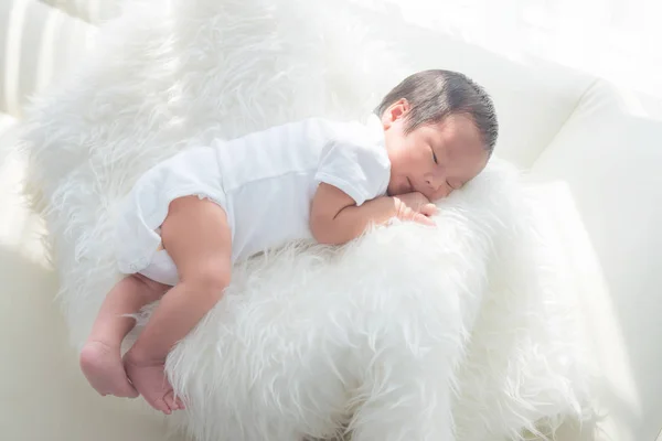 Recém-nascido dormindo na cama, conceito de recém-nascido . — Fotografia de Stock