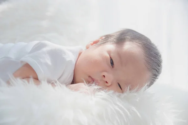 Pouco asiático recém-nascido bebê enquanto deitado na cama — Fotografia de Stock