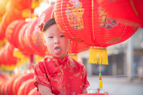 Küçük Asyalı kız Çin elbisesi giymiş kırmızı fenerle dikiliyor. — Stok fotoğraf