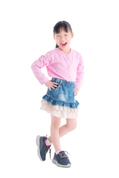 Volle Länge der glücklich wenig asiatische Mädchen lächeln über weiß . — Stockfoto