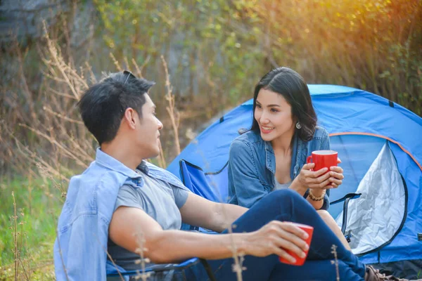 Красивая Азиатская Женщина Пьет Кофе Разговаривает Своим Парнем Перед Палаткой — стоковое фото