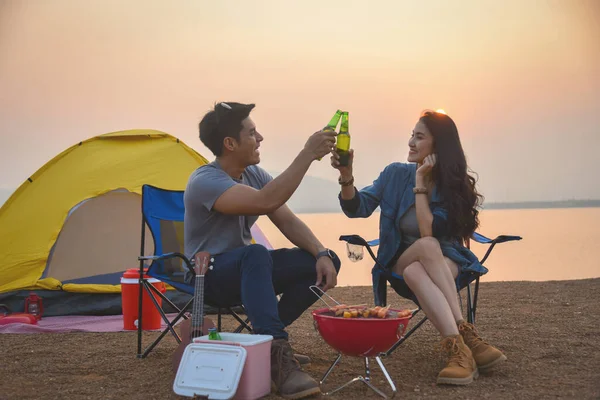 Joven Pareja Asiática Bebiendo Cerveza Barbacoa Parrilla Frente Tienda Campaña — Foto de Stock