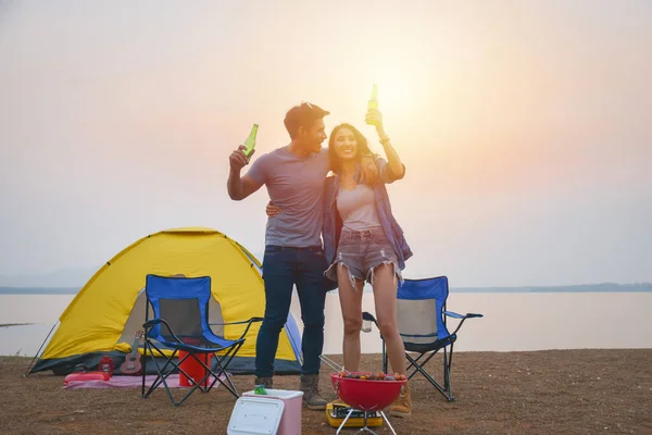 Joven Pareja Asiática Bebiendo Cerveza Barbacoa Parrilla Frente Tienda Campaña — Foto de Stock