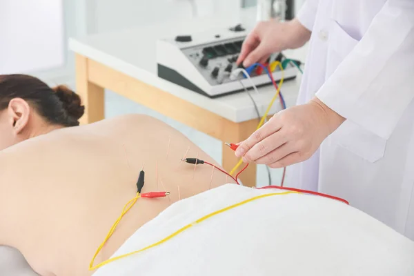 Azjatka Otrzymująca Akupunkturę Stymulatorem Elektrycznym Tyłu Koncepcja Medycyny Alternatywnej — Zdjęcie stockowe