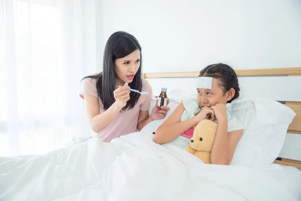 Chica Asiática Siente Disgustada Cuando Madre Medicamentos Para Ella Child — Foto de Stock