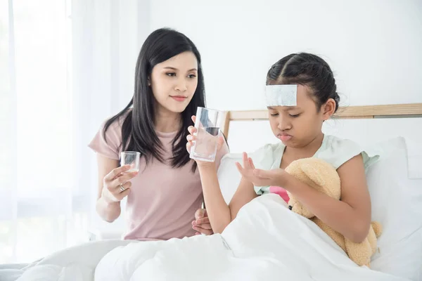 Asiatisches Mädchen Empfindet Abneigung Wenn Mutter Medikamente Für Sie Gibt — Stockfoto