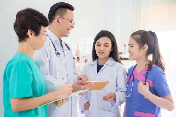 Gruppe Asiatischer Ärzte Spricht Konferenzraum Des Krankenhauses Über Patientenversorgung — Stockfoto