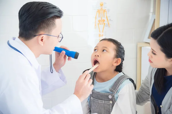 Young Asian Girl Open Her Mouth Doctor Doing Oral Examination — Stock Photo, Image