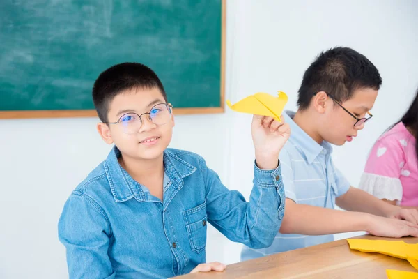 Genç Asyalı Çocuk Sınıfta Kağıt Uçak Oynuyor — Stok fotoğraf