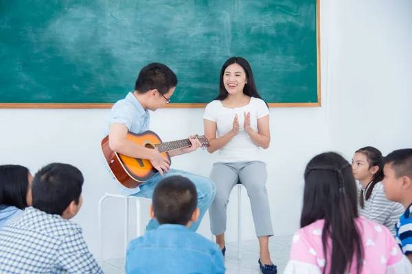 Bella Asiatica Insegnante Sesso Femminile Giocare Ukulele Con Suo Studente — Foto Stock