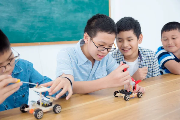 Genç Asyalı Çocuk Fen Sınıfında Okuyor Elektrikli Uzaktan Kumandalı Araba — Stok fotoğraf
