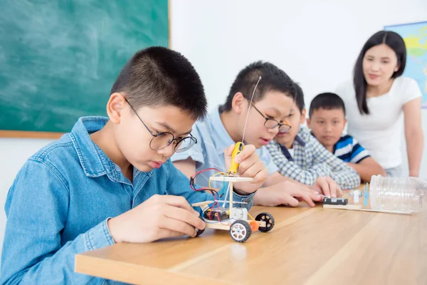 Jovem Asiático Menino Estudando Sala Aula Ciência Fazendo Elétrico Controle — Fotografia de Stock