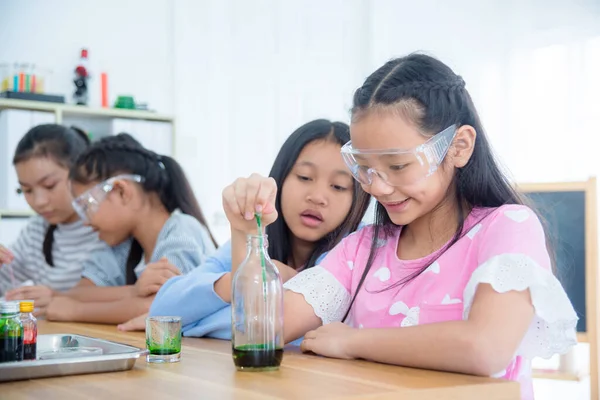 Kimya Sınıfında Deney Yapan Bir Grup Asyalı Kız Öğrenci — Stok fotoğraf