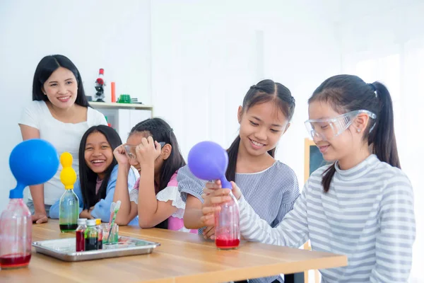 Gruppo Giovani Studentesse Asiatiche Che Fanno Esperimento Classe Chimica — Foto Stock