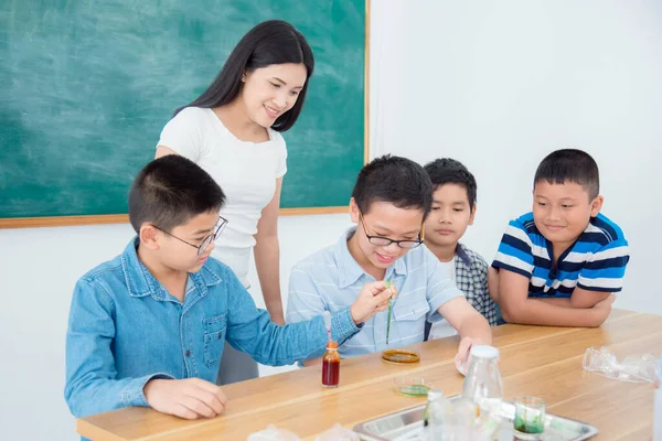 Kimya Sınıfında Deney Yapan Asyalı Bir Grup Genç Öğrenci — Stok fotoğraf